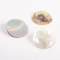 Guzik Drops na stopce biały muszla / 20 mm / 524