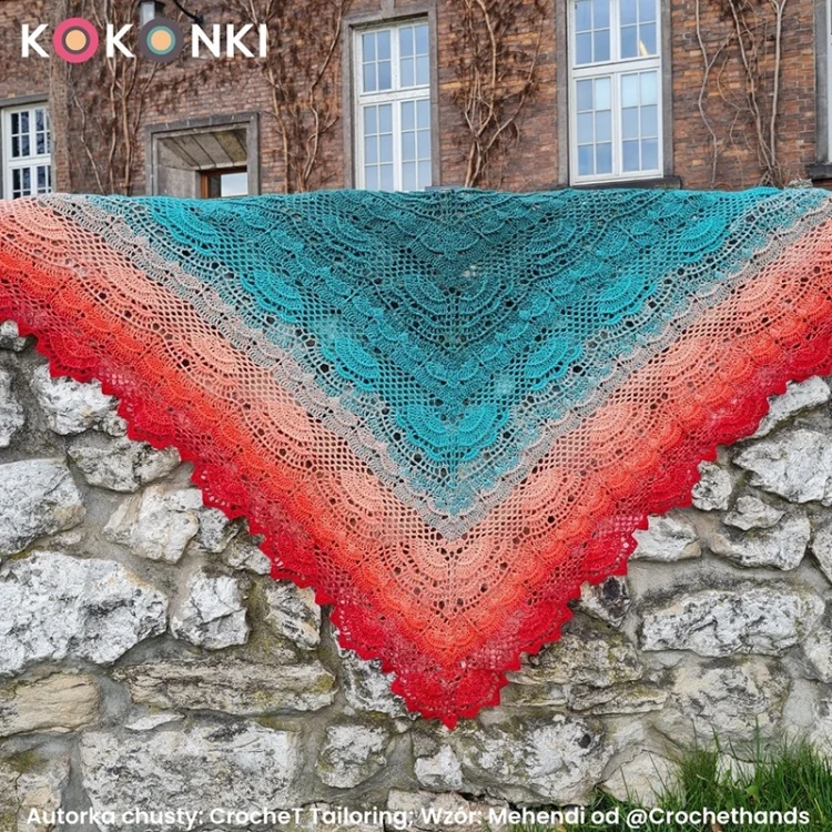Autorka chusty: CrocheT Tailoring; Wzór: Mehendi od Crochethands; Szydełko: 3 mm; Wymiary przed blokowaniem:
75x164 cm; Wymiary po blokowaniu: 78x185 cm