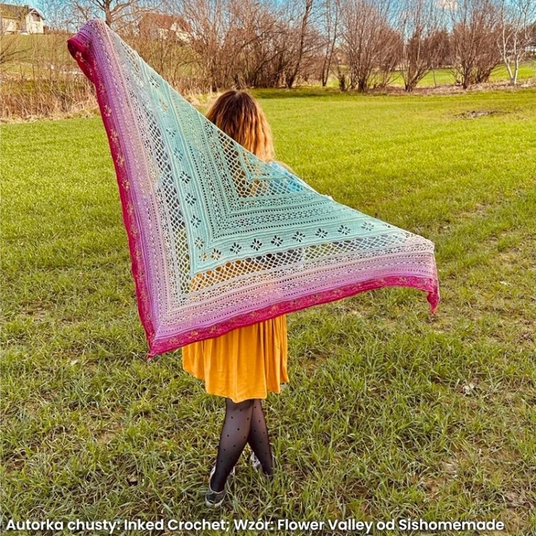 Autorka chusty: Inked Crochet; Wzór: Flower Valley od Sishomemade; Szydełko: 4 mm; Wymiary: 185x90 cm