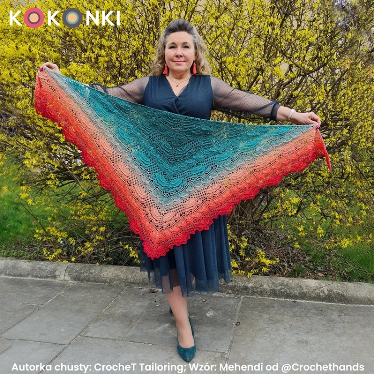 Autorka chusty: CrocheT Tailoring; Wzór: Mehendi od Crochethands; Szydełko: 3 mm; Wymiary przed blokowaniem:
75x164 cm; Wymiary po blokowaniu: 78x185 cm