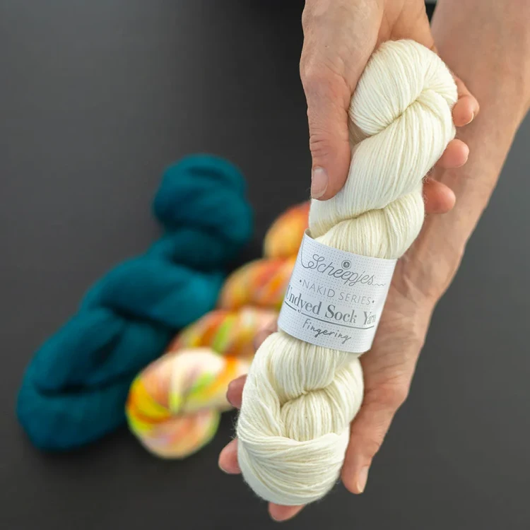 Włóczka / baza do farbowania Scheepjes Nakid Series Undyed Pure Wool Fingering / 400m / naturalny