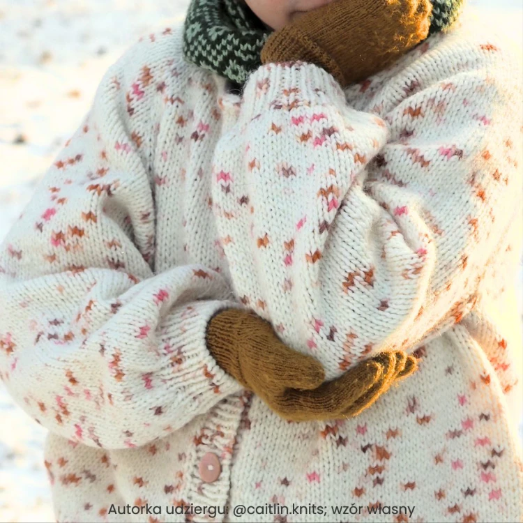 Autorka udziergu: @caitlin.knits; wzór własny
