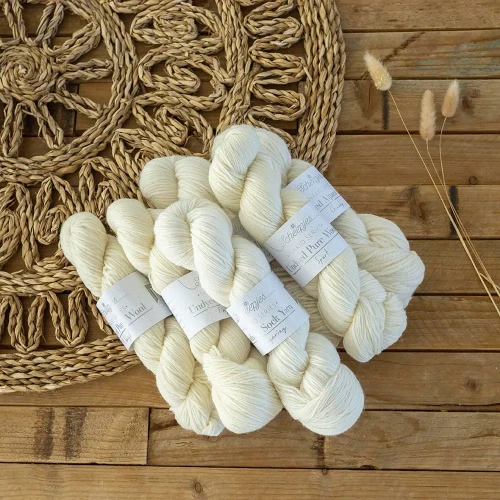 Włóczka / baza do farbowania Scheepjes Nakid Series Undyed Pure Wool Fingering / 400m / naturalny