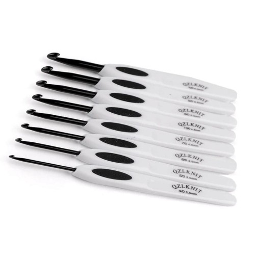 Zestaw szydełek z plastikową rączką / 2,5 - 6 mm / białe / 8 szt