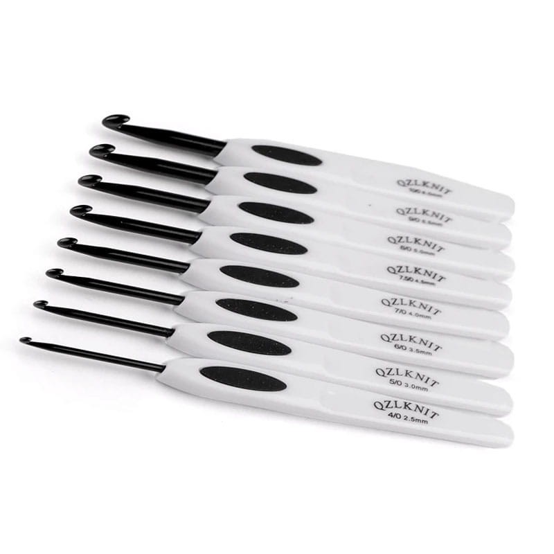 Zestaw szydełek z plastikową rączką / 2,5 - 6 mm / białe / 8 szt