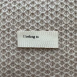 Metka tkana PetiteKnit "I belong to" - naturalny /  2 x 5 cm / 1 szt 