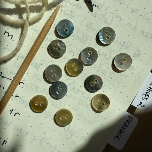 Guzik PetiteKnit okrągły / masa perłowa / 11,4 mm / 12 szt