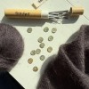 Guzik PetiteKnit okrągły / masa perłowa / 11,4 mm / 12 szt