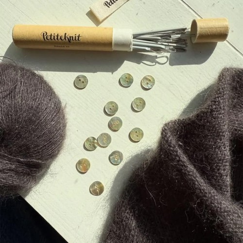 Guzik PetiteKnit okrągły / masa perłowa / 11,4 mm / 12 szt