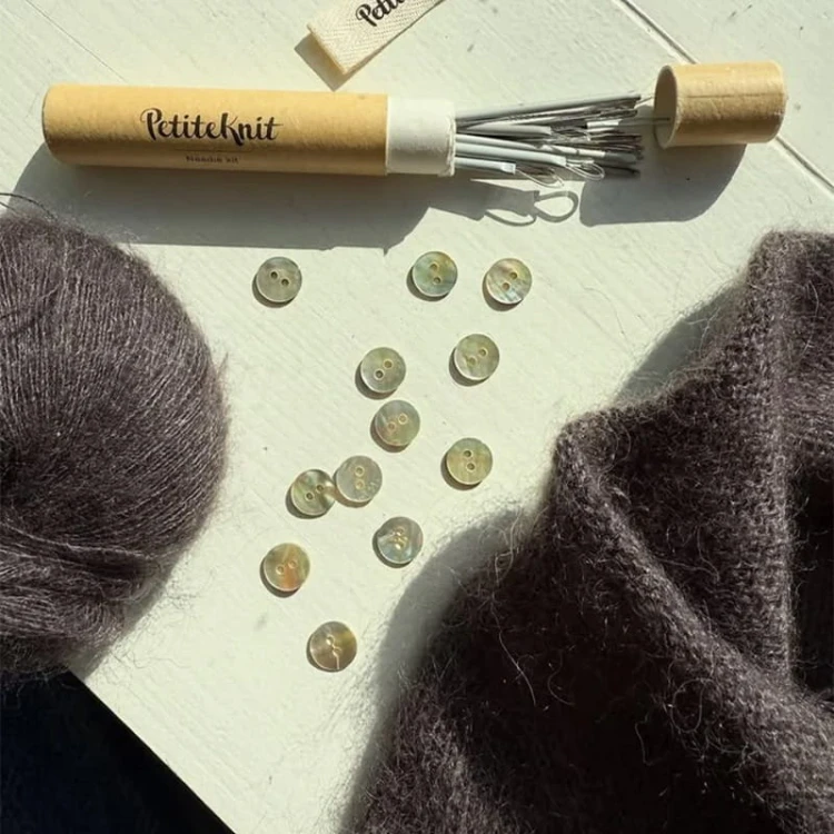 Guzik PetiteKnit okrągły / masa perłowa / 11,4 mm / 12 szt
