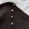 Guzik PetiteKnit okrągły / masa perłowa / 11,4 mm / 12 szt