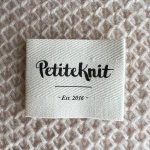 Metka tkana PetiteKnit "Est. 2016" / naturalny /  5 x 4 cm / 1 szt