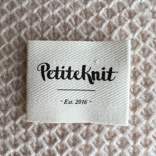 Metka tkana PetiteKnit "Est. 2016" / naturalny /  5 x 4 cm / 1 szt