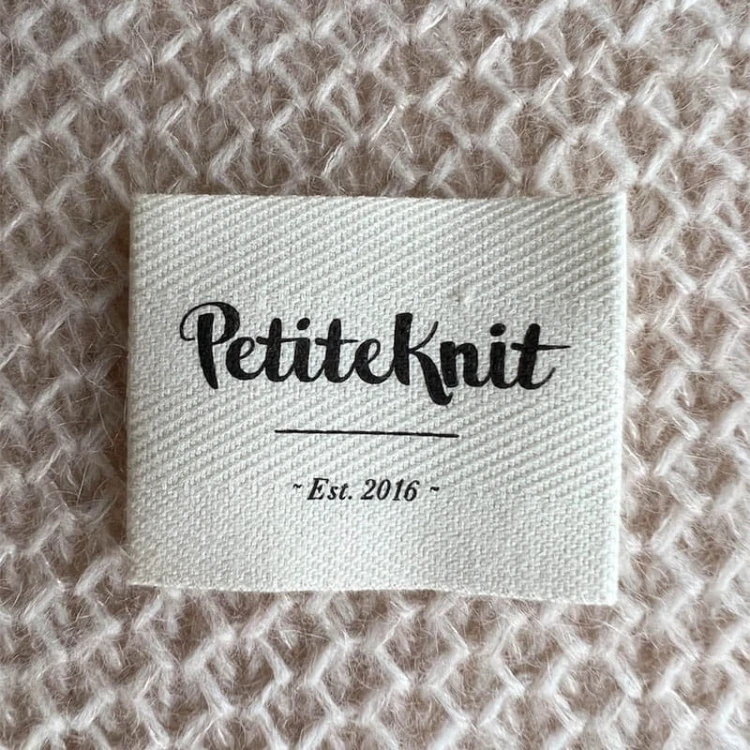 Metka tkana PetiteKnit "Est. 2016" / naturalny /  5 x 4 cm / 1 szt