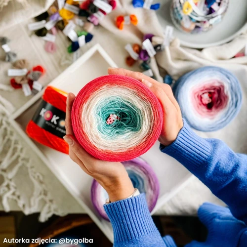 KOKONEK Merino 870 by Golba 01 - Bajeczny róż/jasna malwa/nude/krem/patyna/szmaragd