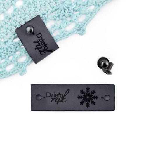 Metka altara / nubuk premium z nitem "Dzieło rąk" / śnieżka / ciemny szary / 60 x 20 mm / 1 szt
