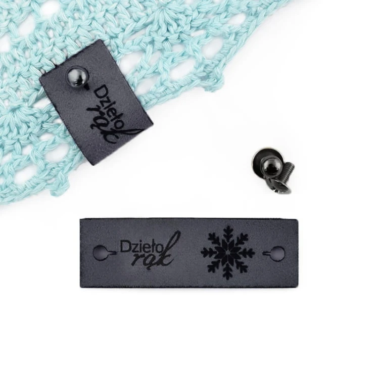 Metka altara / nubuk premium z nitem "Dzieło rąk" / śnieżka / ciemny szary / 60 x 20 mm / 1 szt