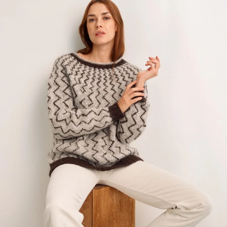 Książka 52 Weeks of Sweaters / Laine Publishing - w języku angielskim