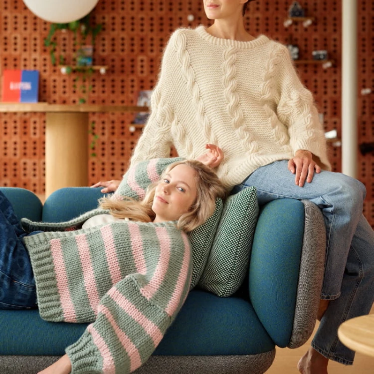 Książka 52 Weeks of Sweaters / Laine Publishing - w języku angielskim