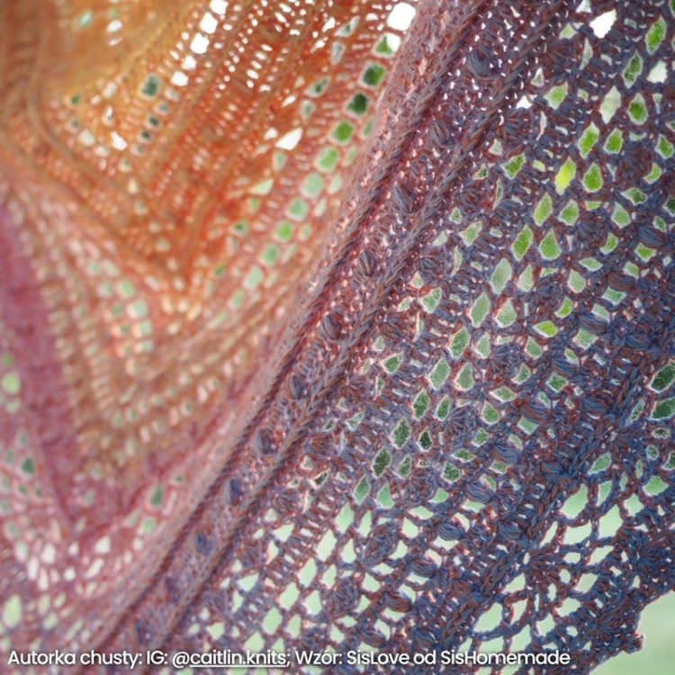 KOKONEK Rare Merino R119 Jasny niebieski/lawenda/jasny róż/żółty + 1 nitka jasna malwa
Autorka chusty: IG: @caitlin.knits - Katarzyna Górska Lalak; Wzór: SisLove od SisHomemade