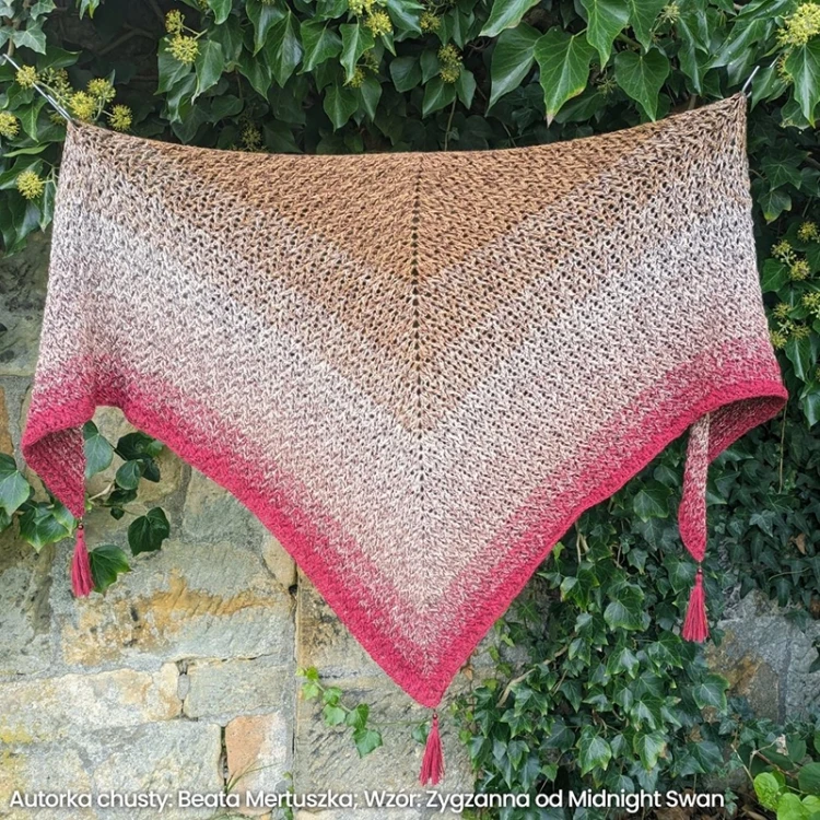 KOKONEK Rare Merino R118 Rubin/zgaszona morela/lniany/karmel melanż + 1 nitka wino melanż
Autorka chusty: Beata Mertuszka; Wzór: Zygzanna od Midnight Swan