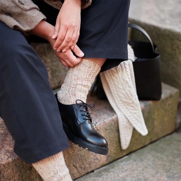 Książka Foundations: 20 Knitted Accessories / Laine Publishing - w języku angielskim