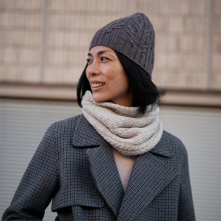 Książka Foundations: 20 Knitted Accessories / Laine Publishing - w języku angielskim
