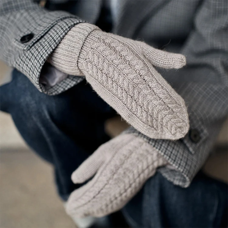 Książka Foundations: 20 Knitted Accessories / Laine Publishing - w języku angielskim