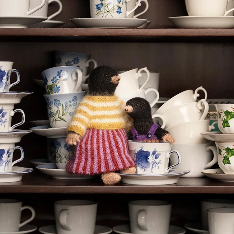 Książka Chez Myrtil: More Seamless Friends To Knit And Love / Laine Publishing - w języku angielskim