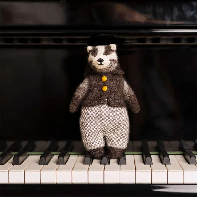 Książka Chez Myrtil: More Seamless Friends To Knit And Love / Laine Publishing - w języku angielskim
