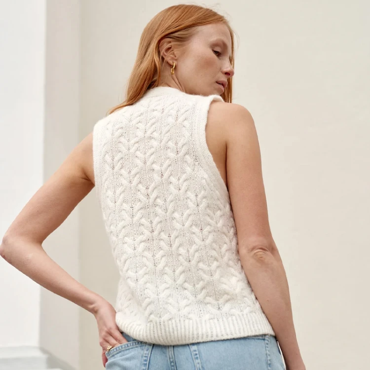 Książka Nordic Chic: Knitting a Modern Wardrobe / Laine Publishing - w języku angielskim