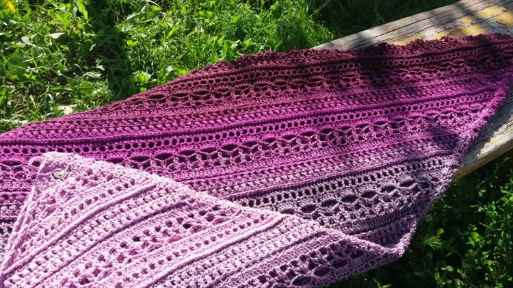 Autorka: Handmade by Kwiatkova / Szydełko 3.5
Wzór Milles / Długość nitki 1300 metrów + 250 m ostatniego koloru / Wymiary 210x100 cm bez blokowania