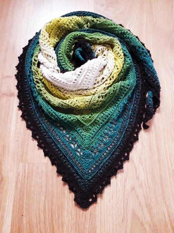 Autor Handmade by Kwiatkova, wzór Milles, wymiary ok.165cmx75cm bez blokowania, szydełko 3.5mm, 3 nitki, 1000metrów