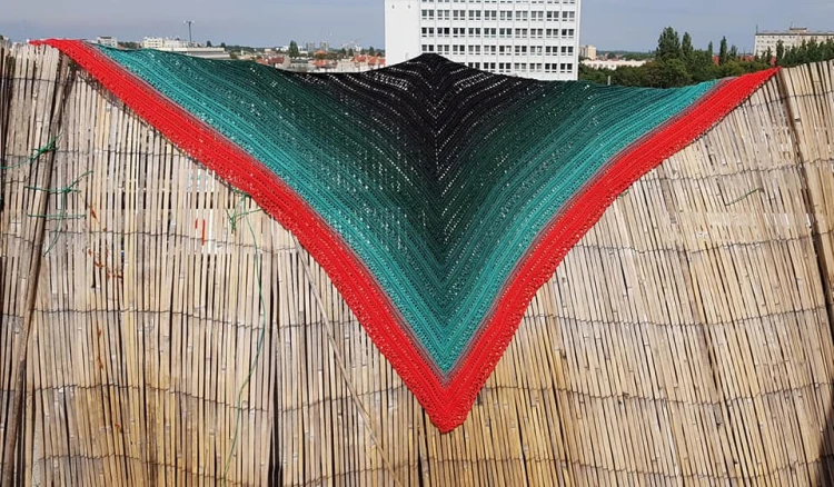 Autorka: Anna Wittmann
Wzór: Secret Paths
Szydelko 3,75
Wymiary chusty: 240 x 116  cm (bardzo duża) , 
Motek 1200 m ale dodane motki jednokolorowe  więc w sumie 2260 m