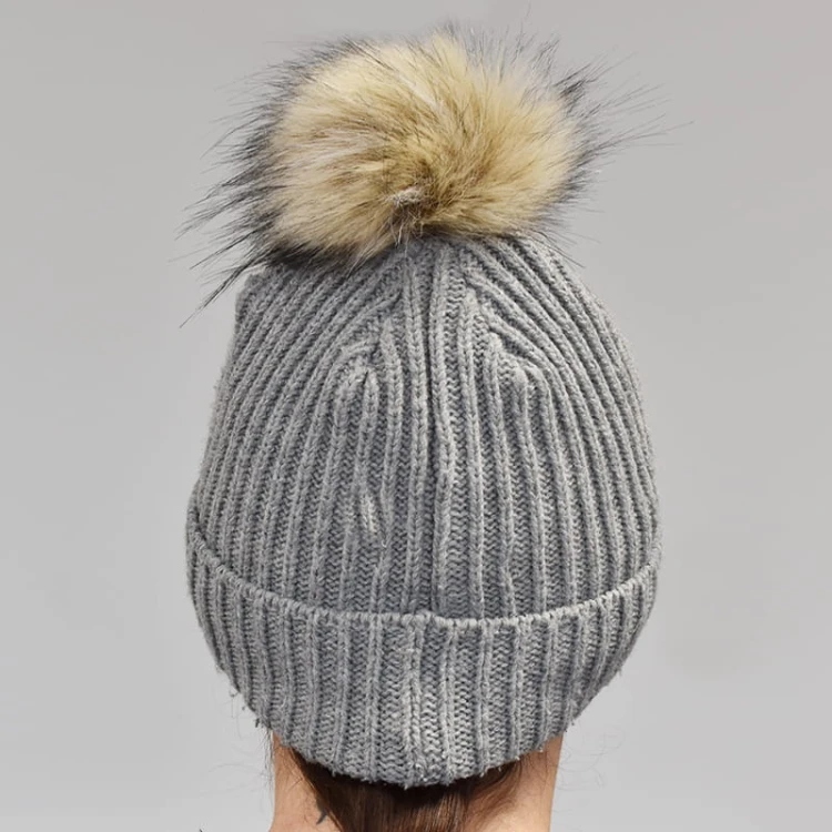 Pompon do czapki 12 cm / P-09 / ecru z czernią