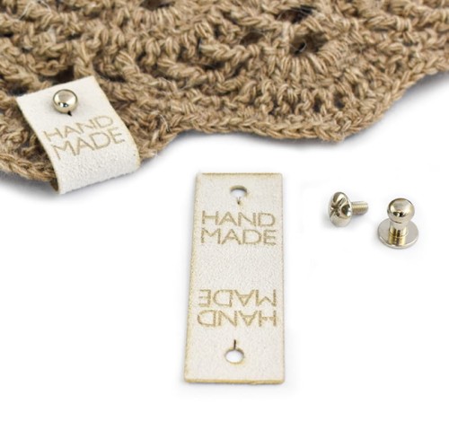 Metka nubuk z nitem "HAND MADE" / biel / 60 x 20 mm