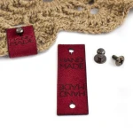 Metka nubuk premium z nitem "HAND MADE" / bordo / 60 x 20 mm / 1 szt.