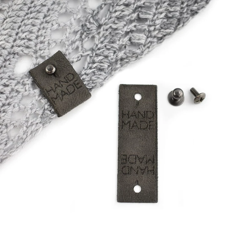 Metka nubuk premium z nitem "HAND MADE" / ciemny szary / 60 x 20 mm