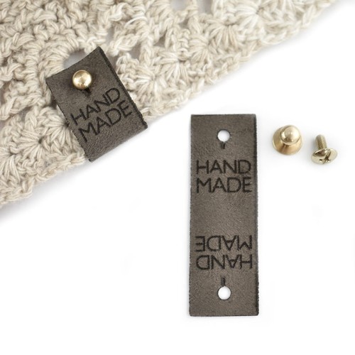 Metka nubuk premium z nitem "HAND MADE" / mocca / 60 x 20 mm