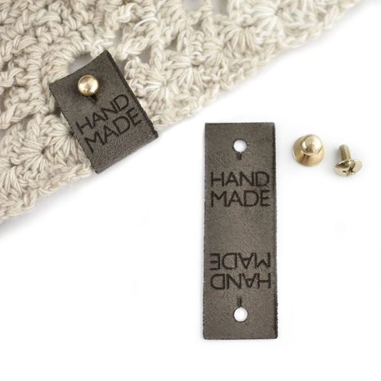 Metka nubuk premium z nitem "HAND MADE" / mocca / 60 x 20 mm