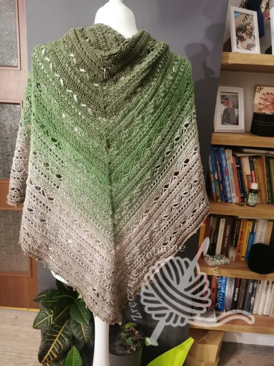 Wzór Bruinen Shawl powstał z 1 300 metrów 4-nitkowego Kokonka Classic nr B062 o znaczącej nazwie New Beginning - Nowy początek. Autorka Izabela Jędrzejczak Zamolska