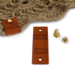 Metka nubuk premium z nitem "HAND MADE" / rdza / 60 x 20 mm / 1 szt.