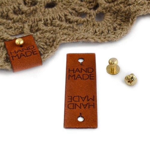Metka nubuk premium z nitem "HAND MADE" / rdza / 60 x 20 mm / 1 szt.