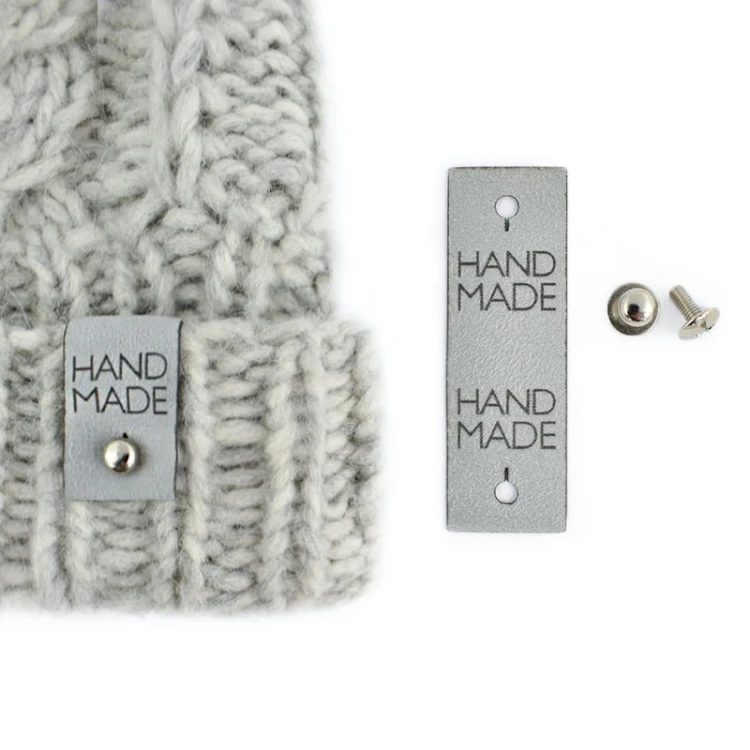 Metka altara / nubuk premium z nitem do czapki "HAND MADE" / jasny szary / 60 x 20 mm / 1 szt.