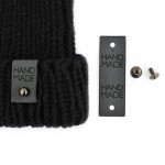 Metka altara / nubuk premium z nitem do czapki "HAND MADE" / grafit / 60 x 20 mm / 1 szt.  
