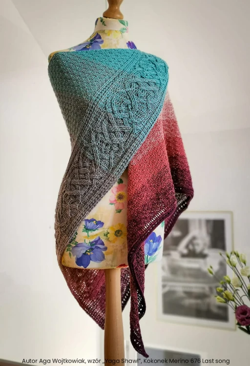 Autor Aga Wojtkowiak, wzór „Yaga Shawl”, Kokonek Merino 676 Last song