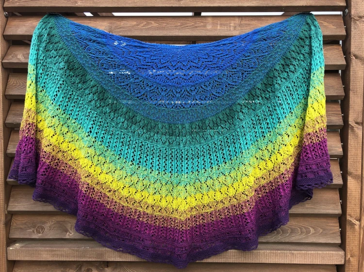 Autor Anna Kępa-Różycka wzór Cosy Moments Shawl Kokonek Classic A351