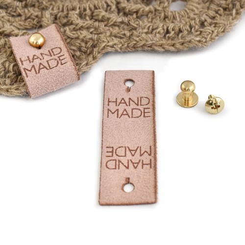 Metka nubuk premium z nitem "HAND MADE" / brudny róż / 60 x 20 mm / 1 szt.
