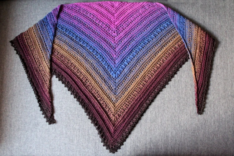 Autorka: Aladyndesign / 4 nitki,  1000 m, /  szydełko 3,5 /Rozmiar  174cm x 72cm /  Wzór:  Secret Paths autorstwa Mijo Crochet