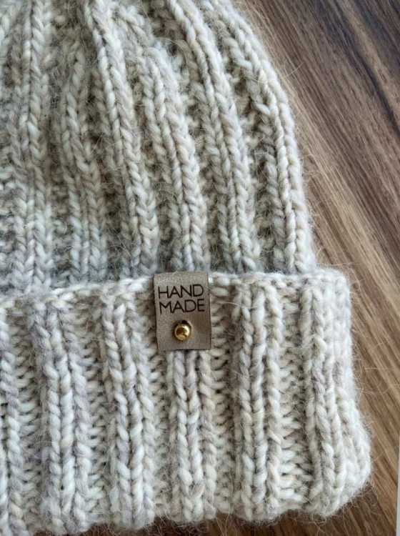 Metka altara / nubuk premium z nitem do czapki "HAND MADE" / beż / 60 x 20 mm / 1 szt.